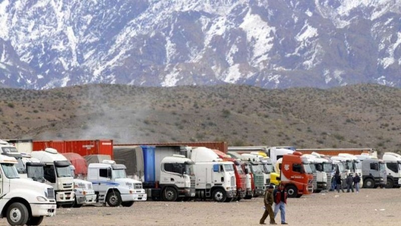 Camioneros mendocinos exigen extender el horario del paso a Chile para evitar demoras